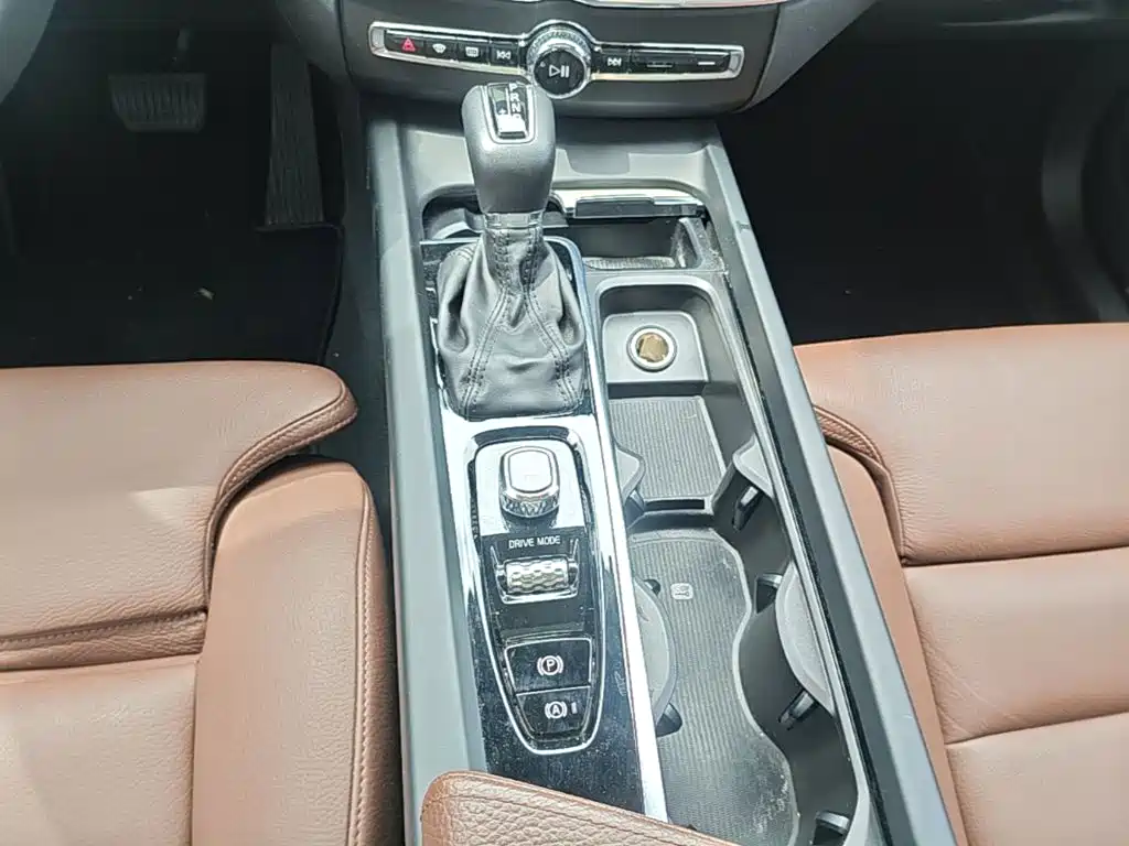Volvo XC60 2020 — фото 14