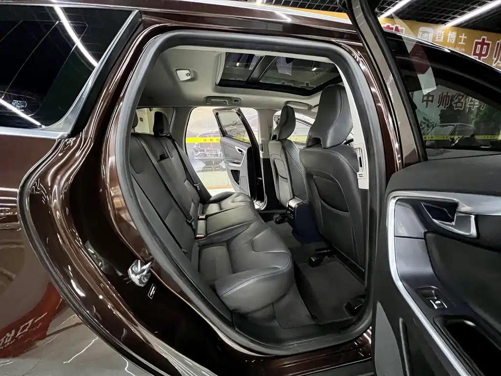 Volvo XC60 2017 — фото 14
