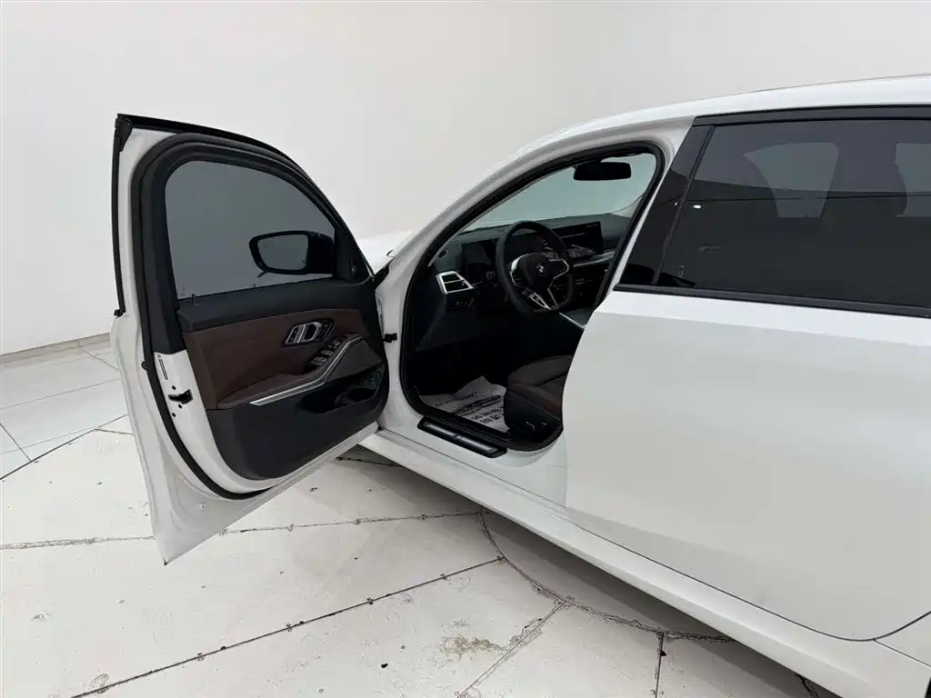 BMW 3 Series 2025 — фото 13