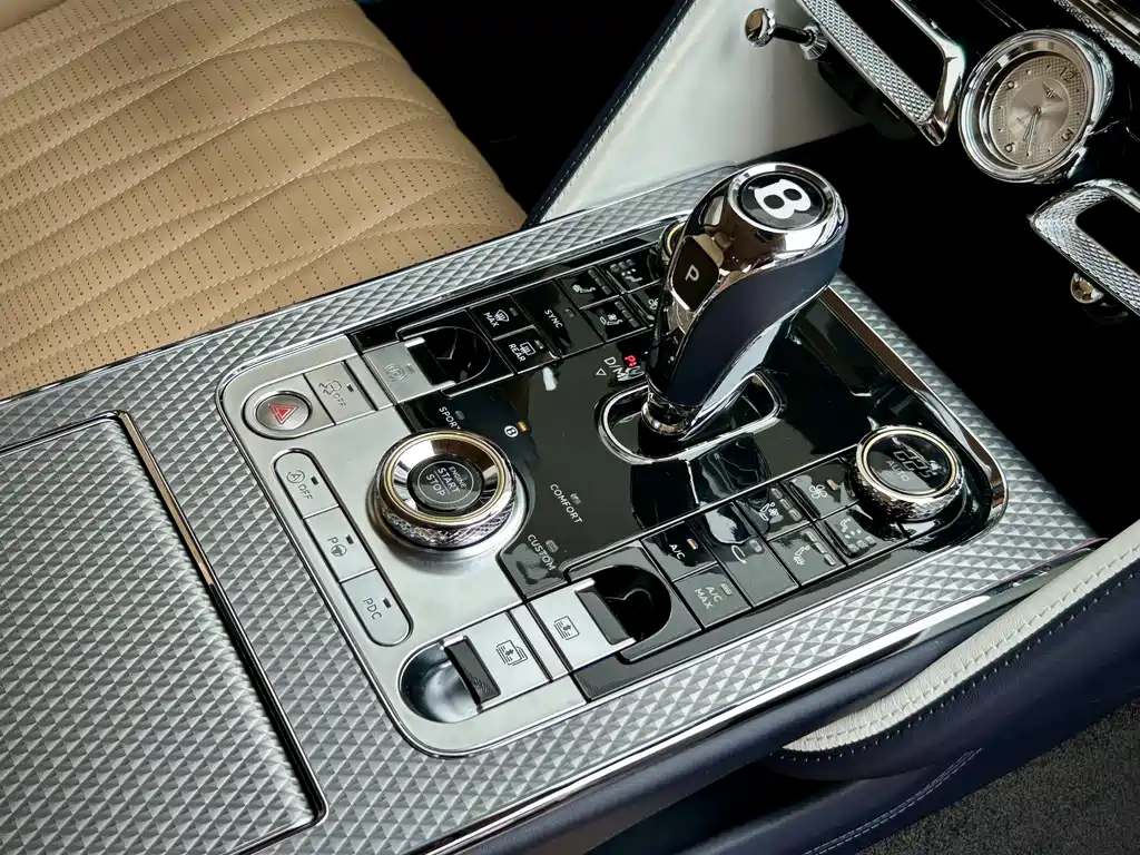 Bentley Flying Spur 2023 — фото 13