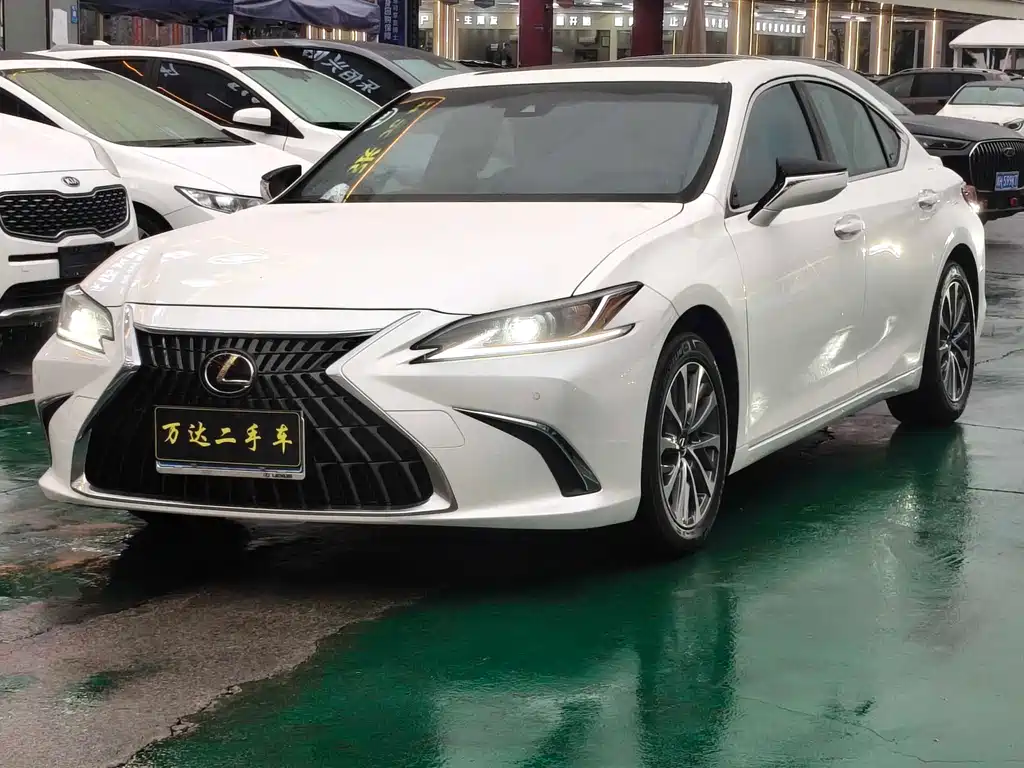 Lexus ES 2023 — фото 1