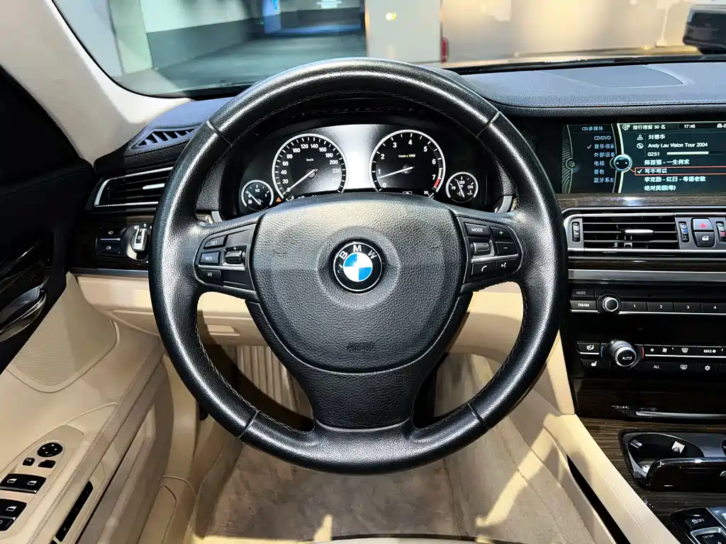 BMW 7 Series 2011 — фото 16
