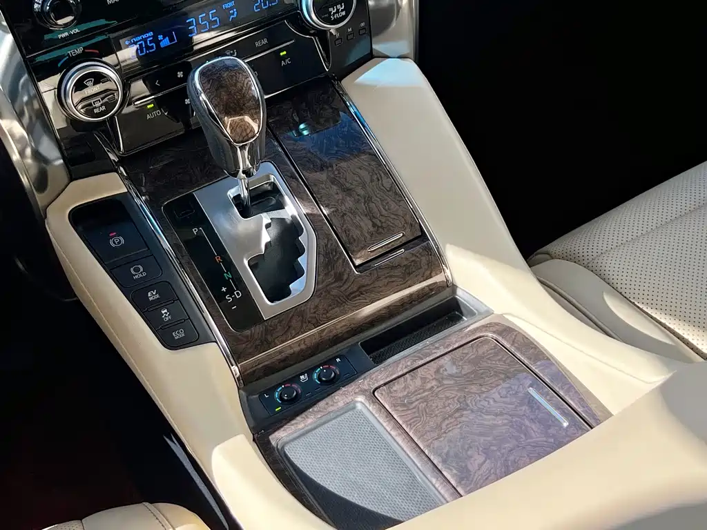 Toyota Alphard 2021 — фото 11