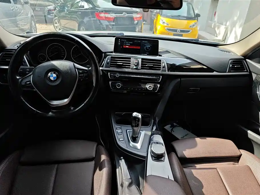 BMW 3 Series 2018 — фото 12