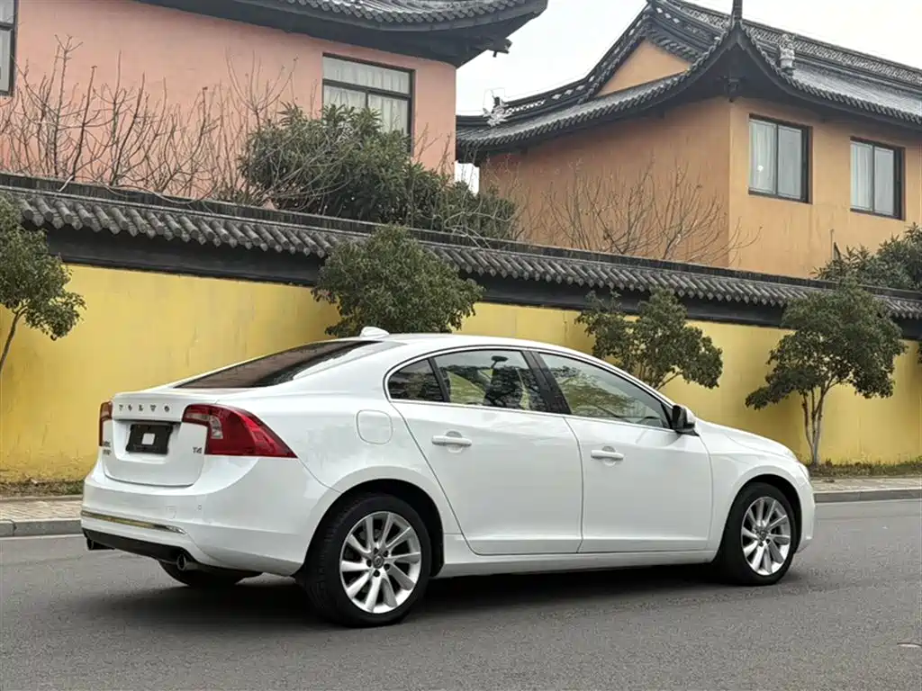 Volvo S60 2017 — фото 10
