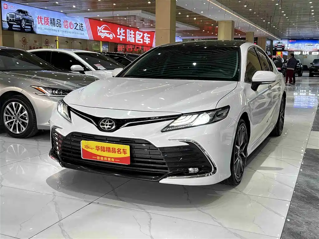 Toyota Camry 2022 — фото 1