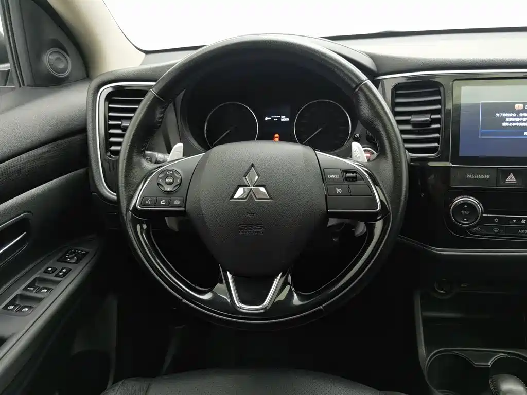 Mitsubishi Outlander 2017 — фото 11