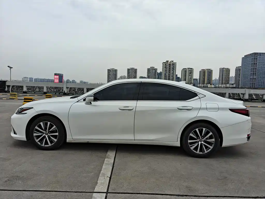 Lexus ES 2021 — фото 11