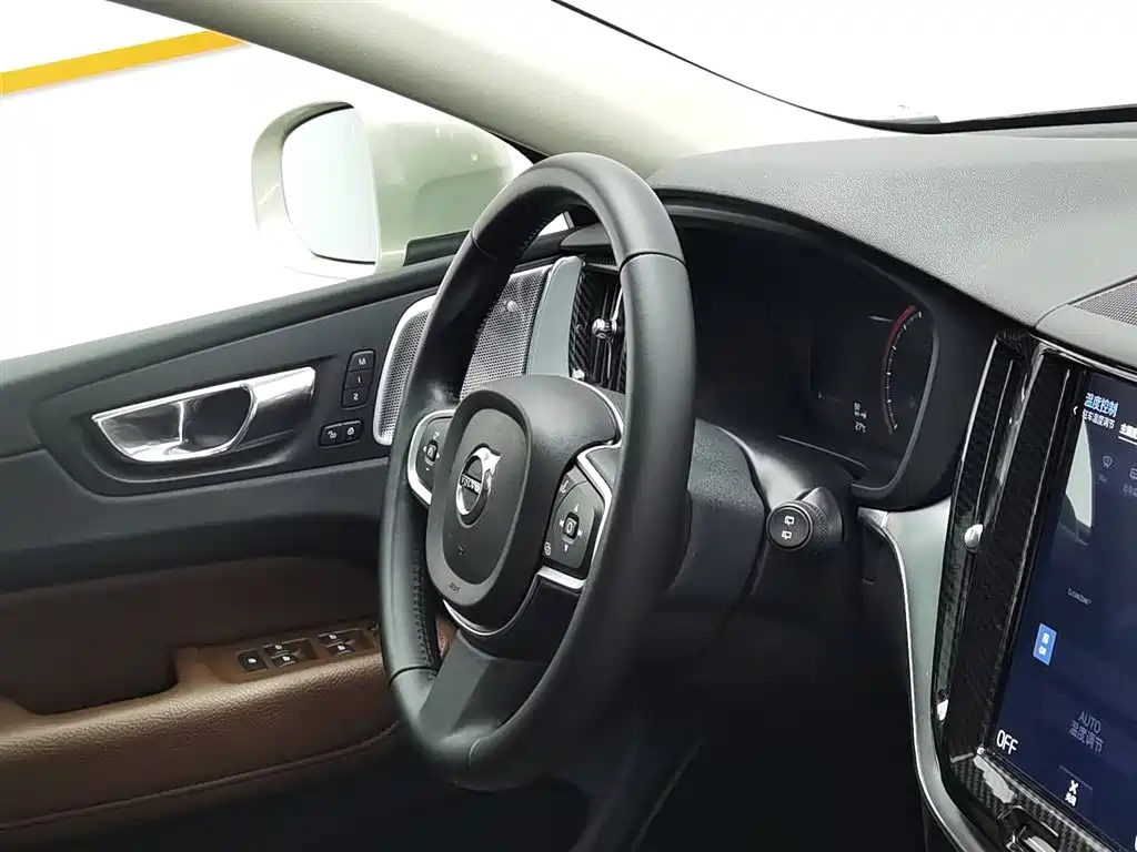 Volvo XC60 2018 — фото 22