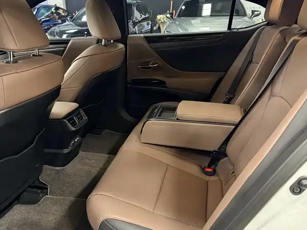 Lexus ES 2022