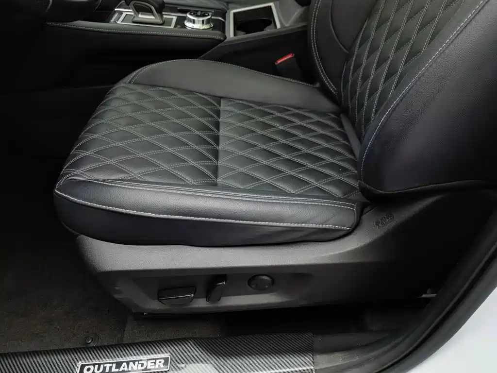 Mitsubishi Outlander 2023 — фото 20