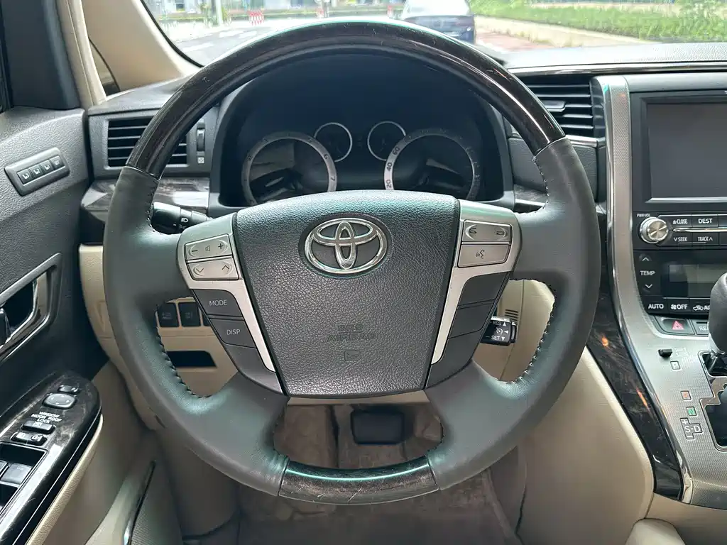 Toyota Alphard 2014