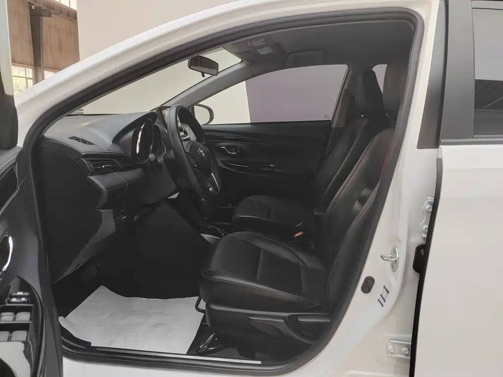 Toyota Yaris L 2022 — фото 9