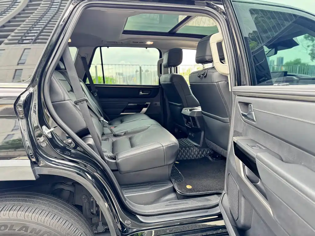 Toyota Sequoia 2023 — фото 15