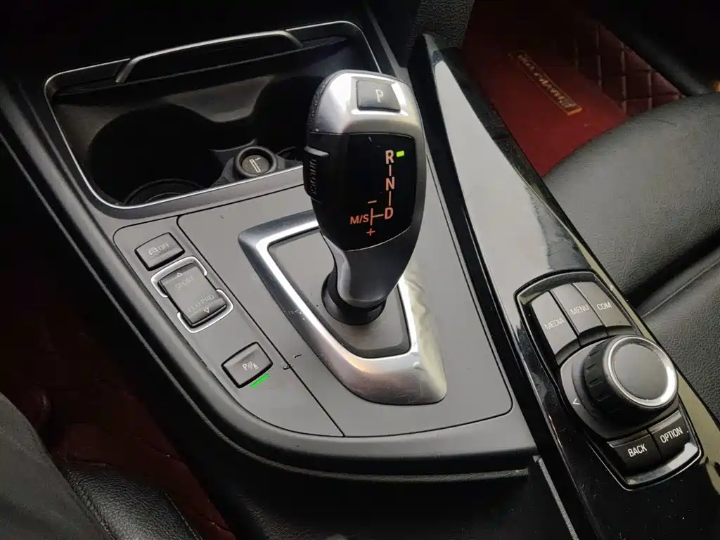 BMW 3 Series 2018 — фото 14