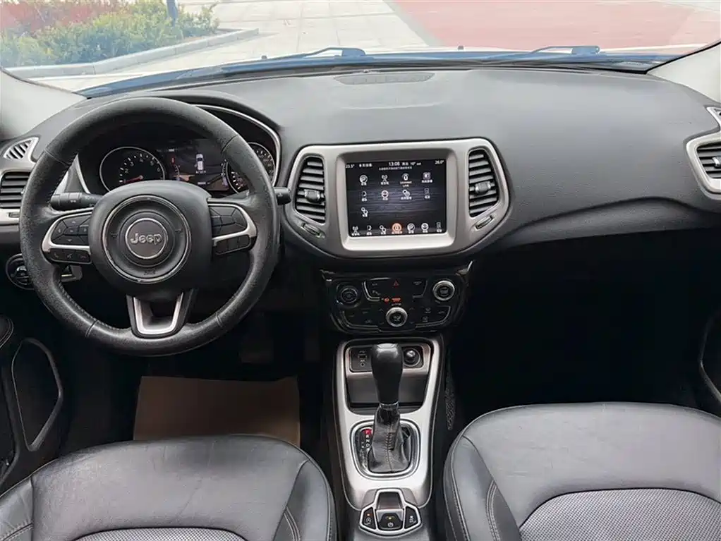 Jeep Compass 2018 — фото 23