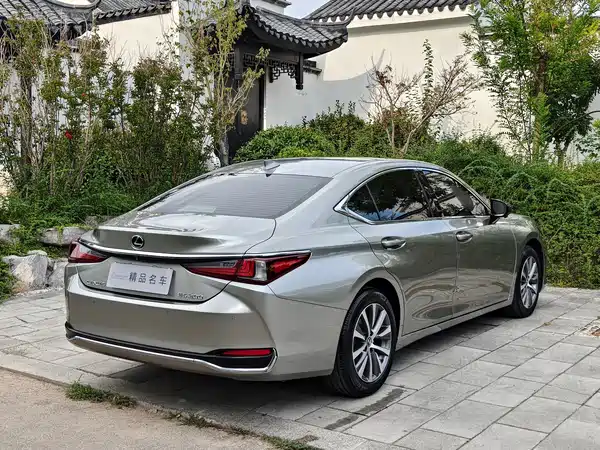 Lexus ES 2019