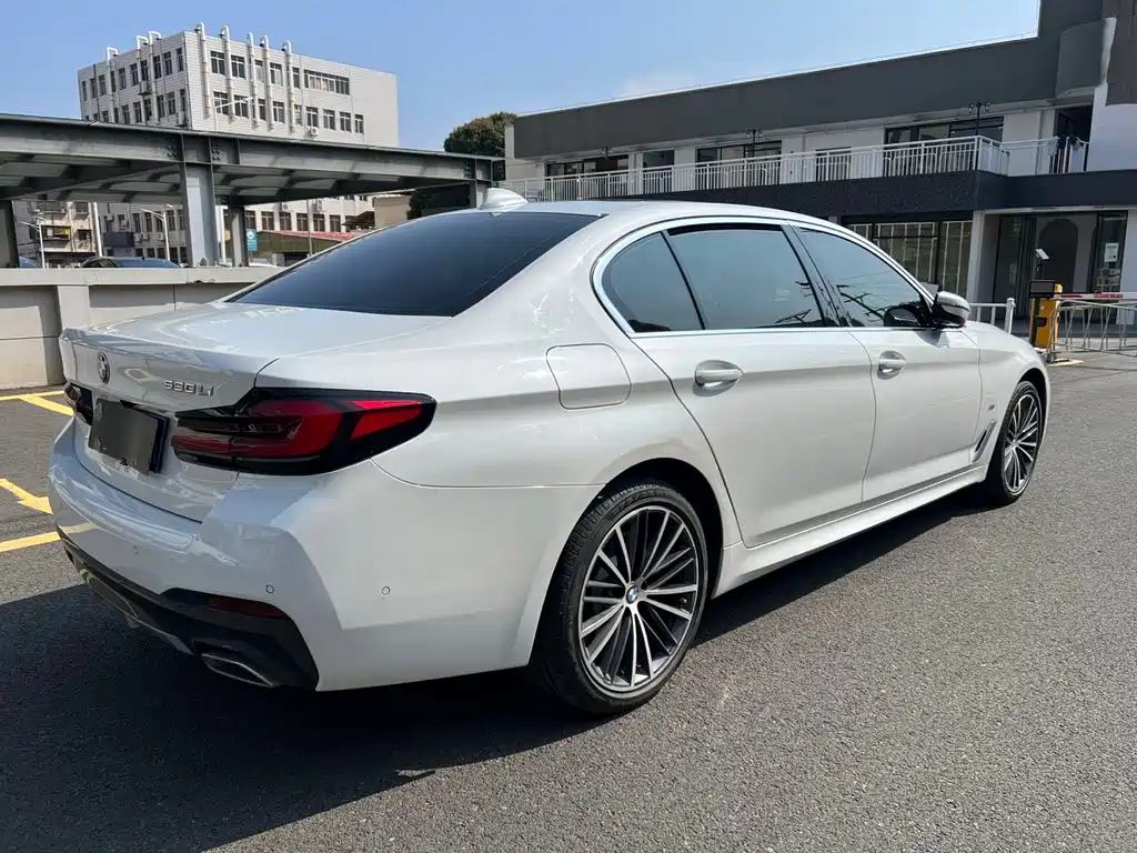 BMW 5 Series 2022 — фото 10