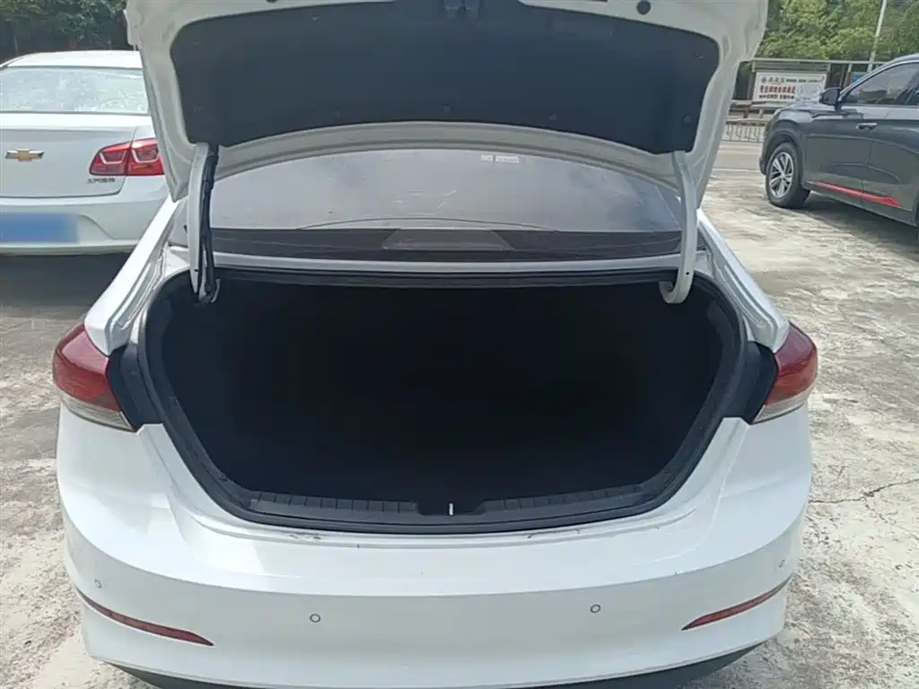 Hyundai Elantra 2018 — фото 19