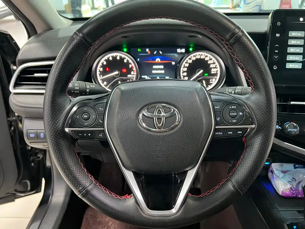 Toyota Camry 2023 — фото 13