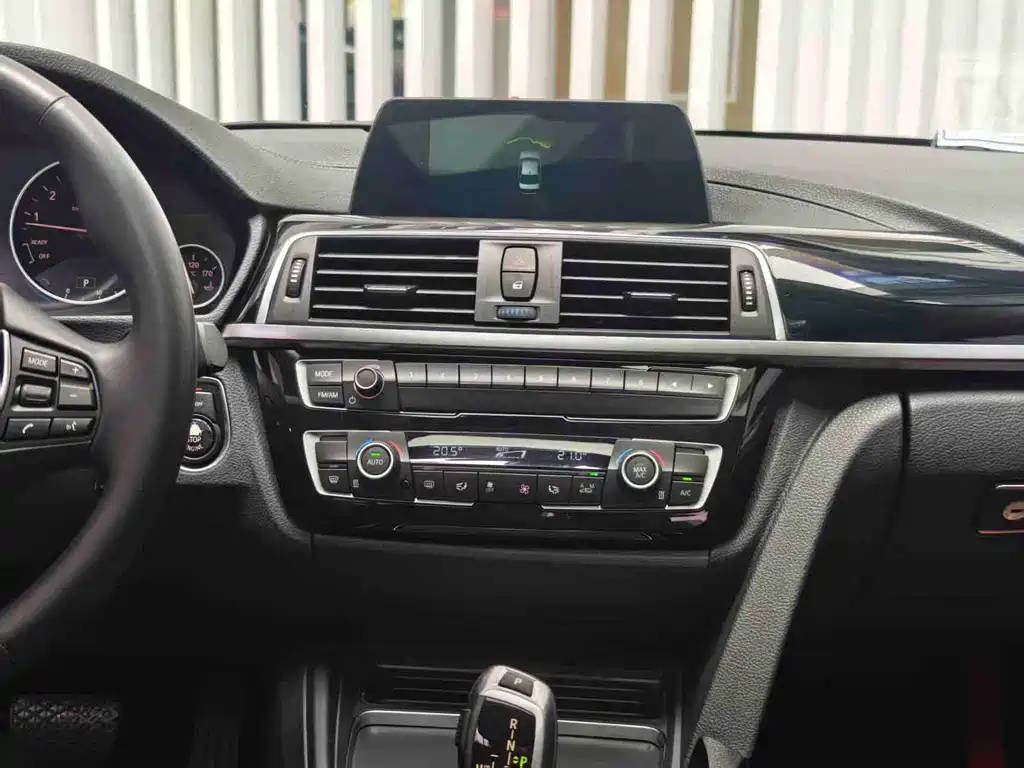 BMW 3 Series 2018 — фото 11