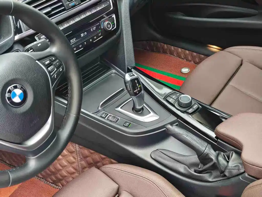 BMW 3 Series 2018 — фото 16