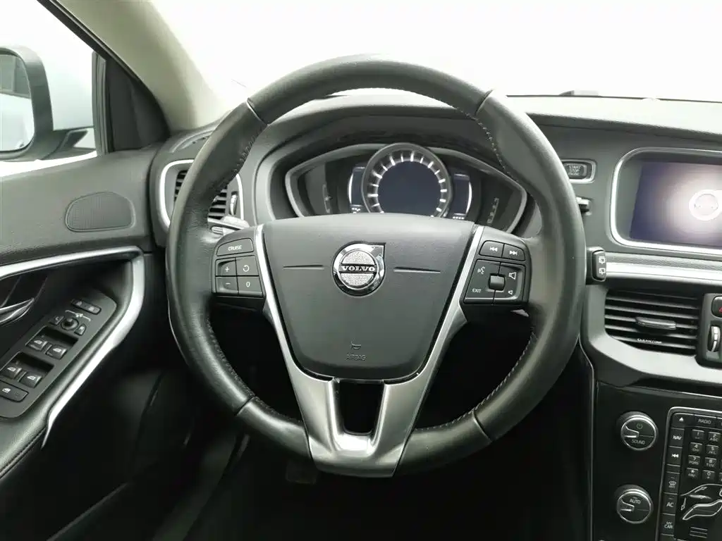 Volvo V40 2018 — фото 11