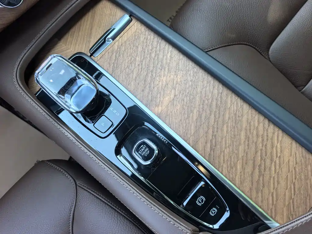 Volvo XC90 2023 — фото 12
