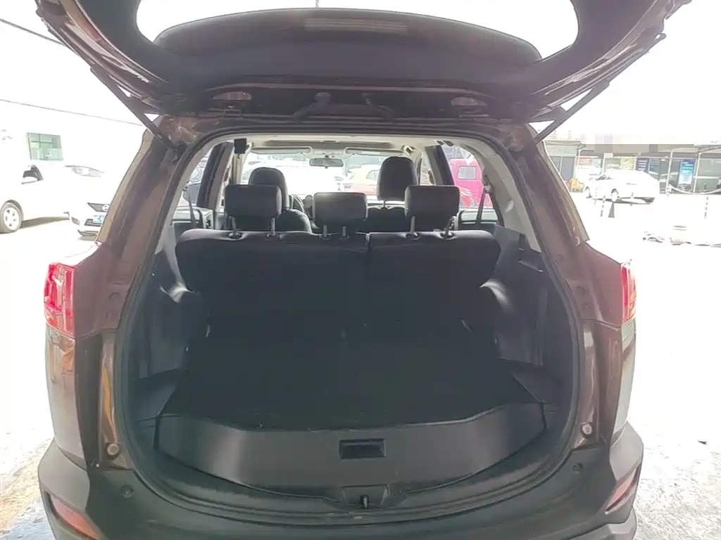 Toyota RAV4 2015 — фото 19