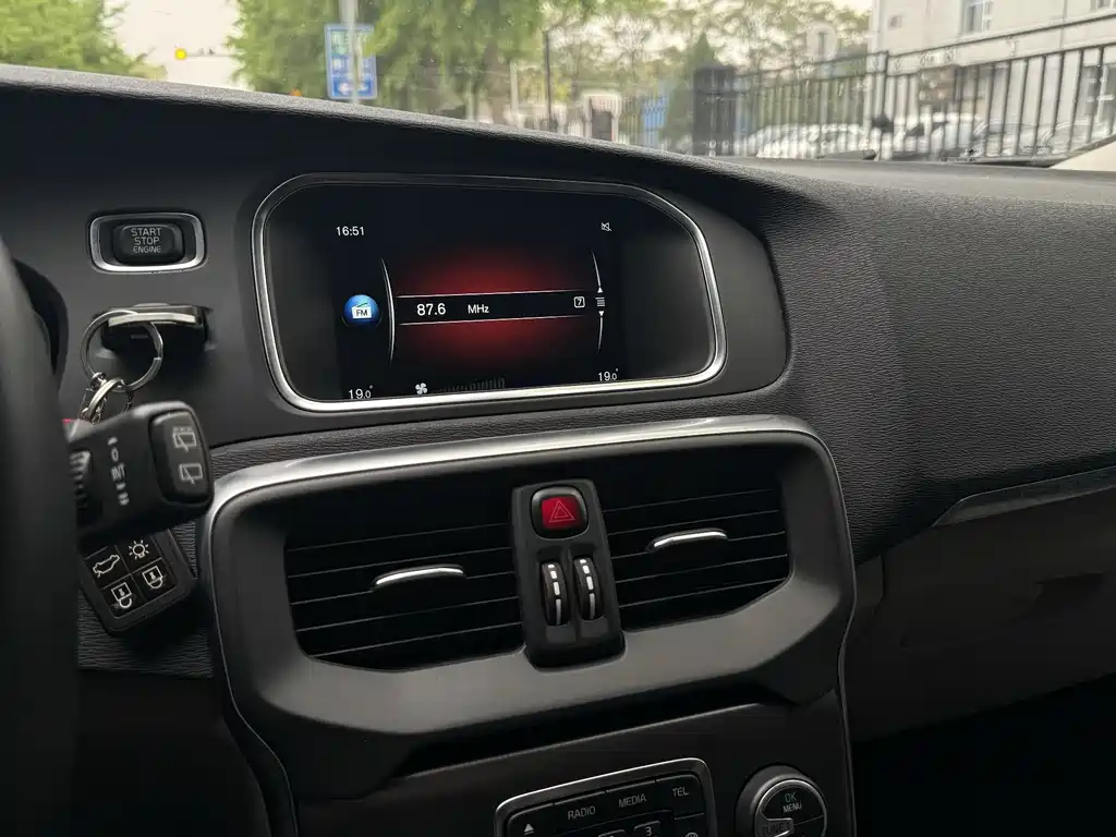 Volvo V40 2015 — фото 12