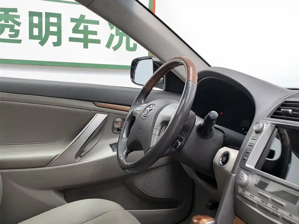 Toyota Camry 2010 — фото 22