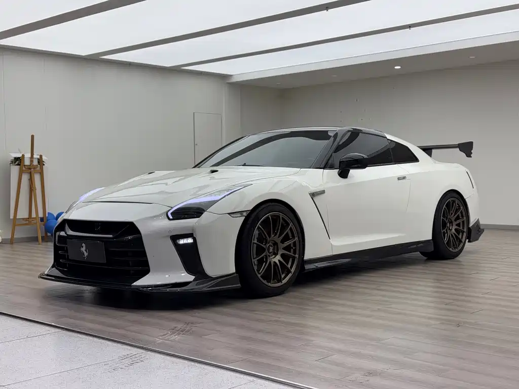 Nissan GT-R 2010 — фото 1
