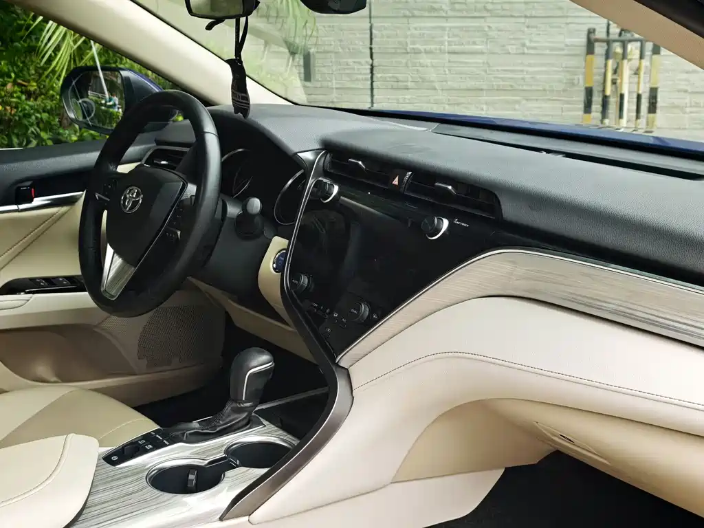 Toyota Camry 2019 — фото 17