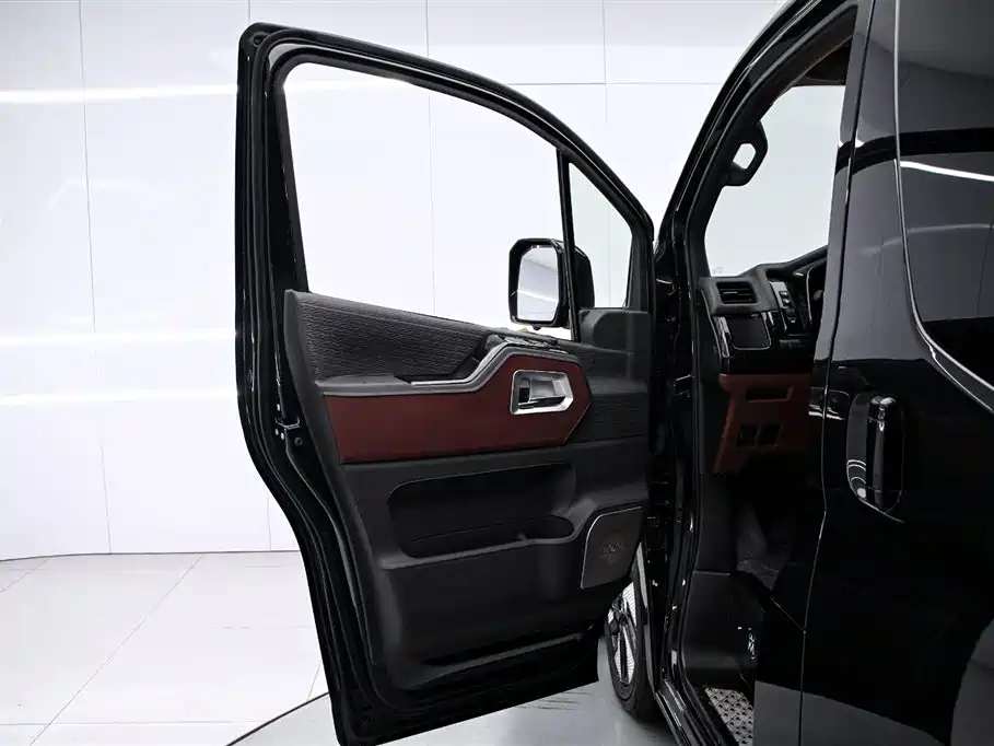 Toyota Hiace 2025 — фото 11