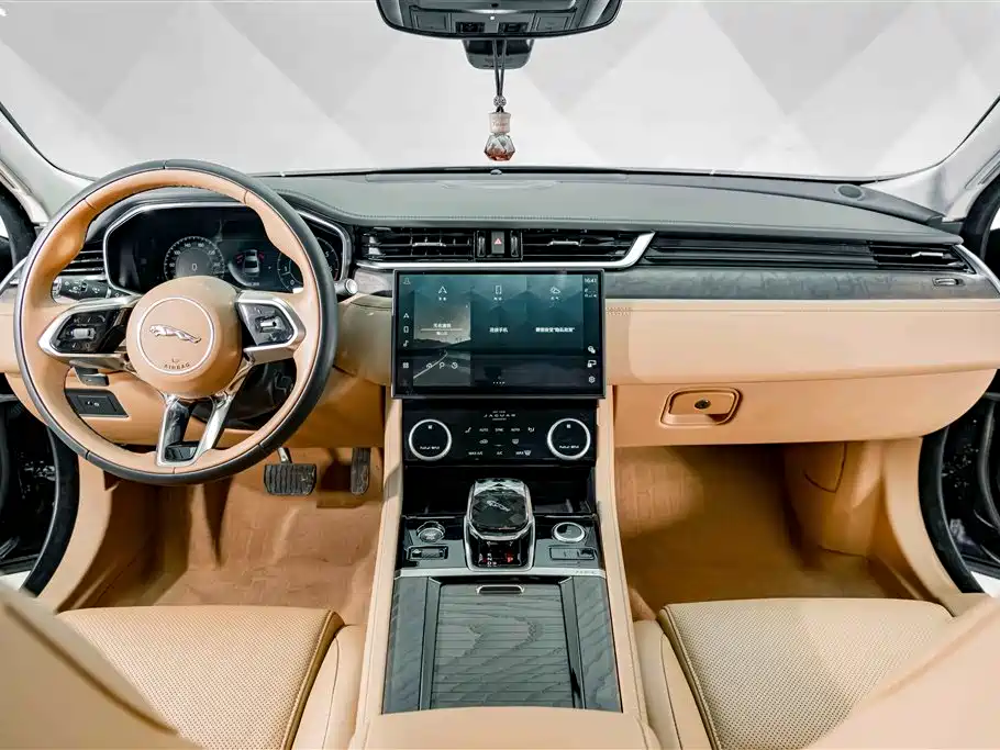 Jaguar XFL 2025 — фото 12