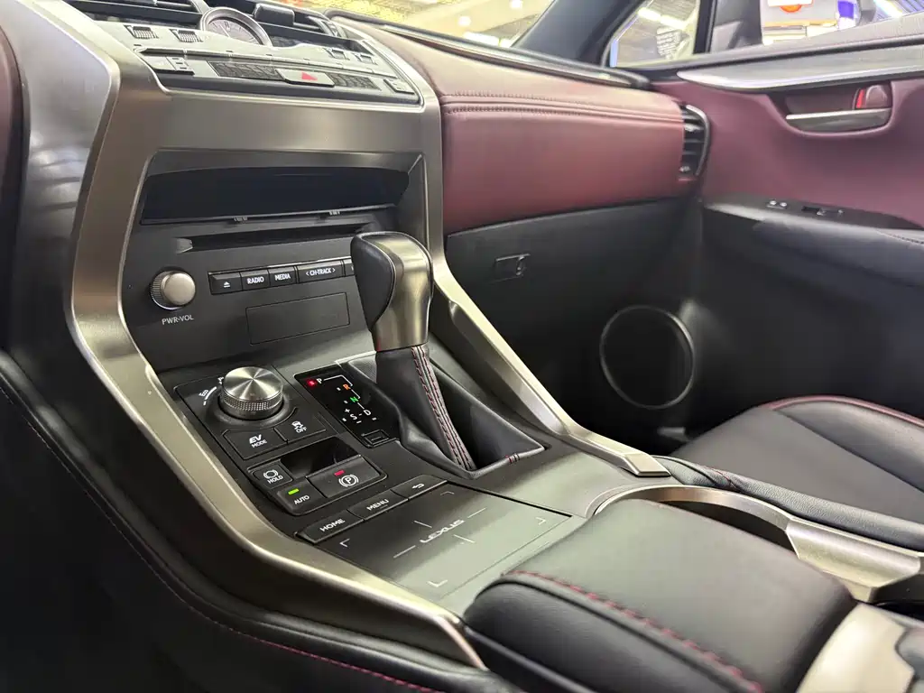 Lexus NX 2020 — фото 15