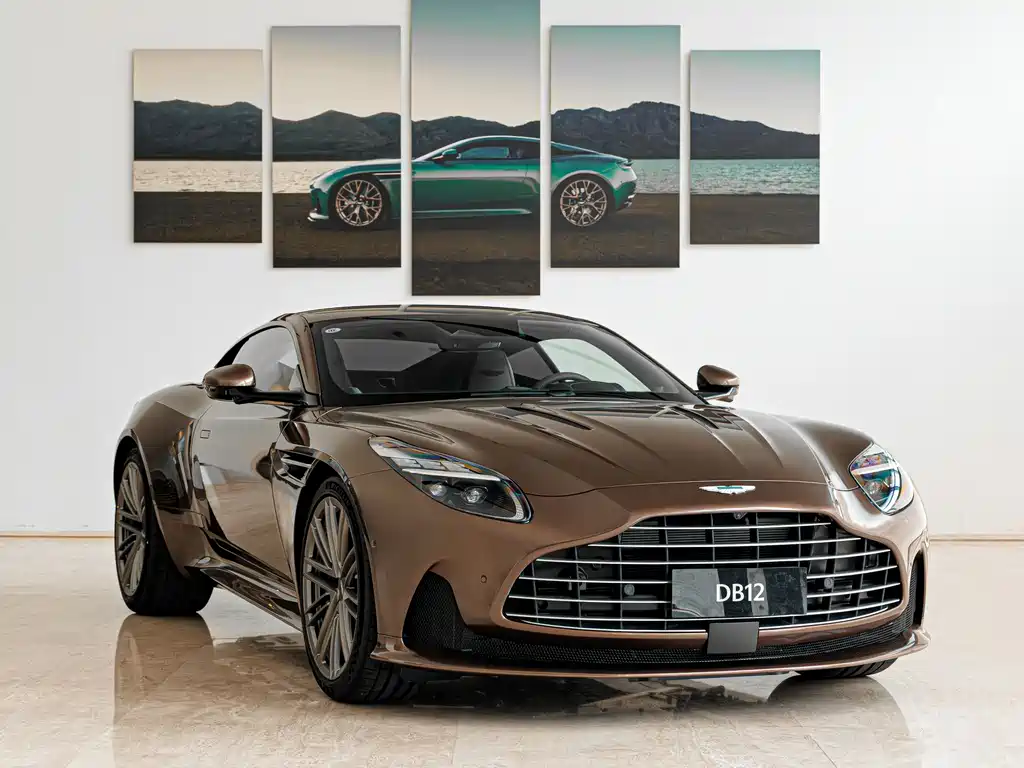 Aston Martin DB12 — фото 4