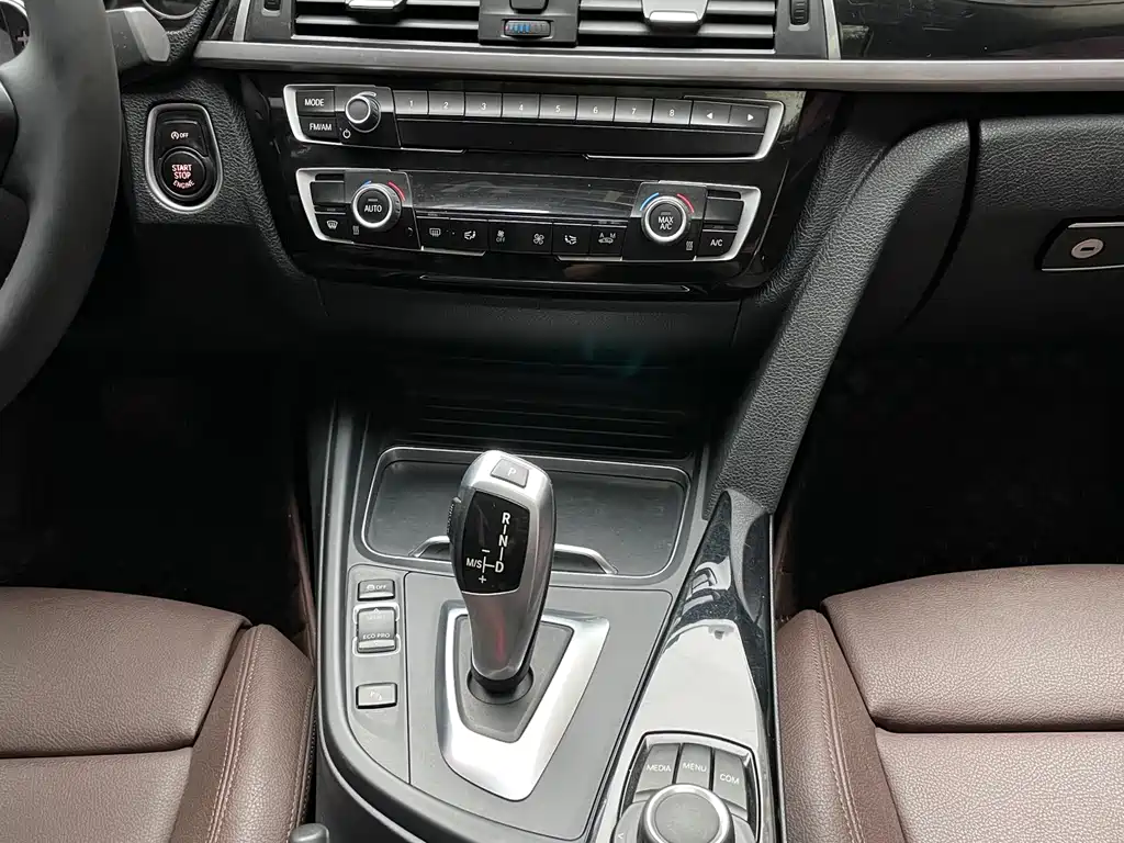 BMW 3 Series 2018 — фото 18