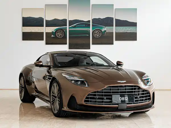 Aston Martin DB12 2025