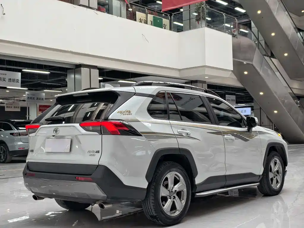 Toyota RAV4 2021 — фото 10