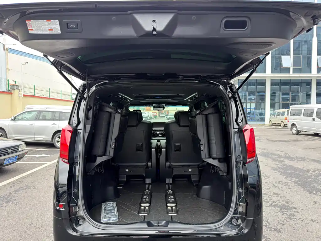 Toyota Alphard 2023 — фото 16