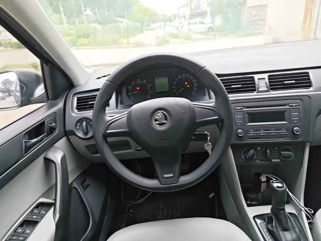 Skoda Rapid 2015 — фото 11