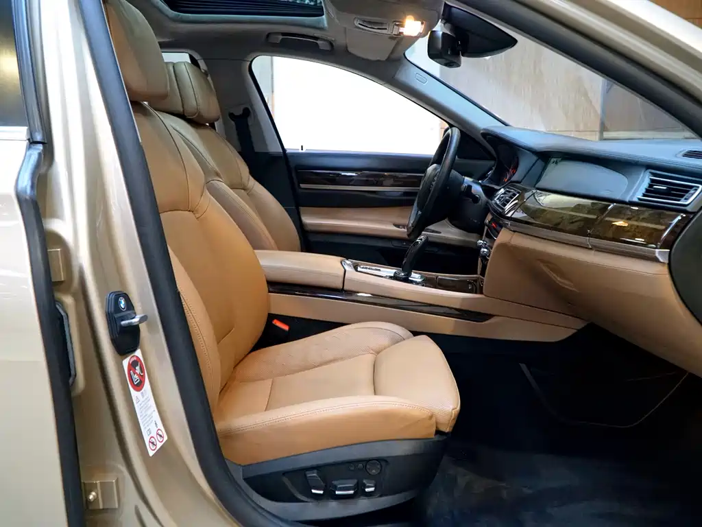 BMW 7 Series 2012 — фото 9