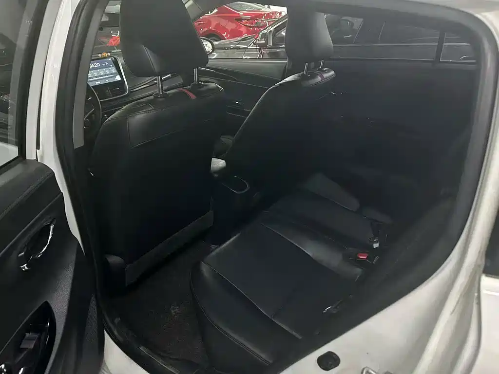Toyota Yaris L 2022 — фото 10