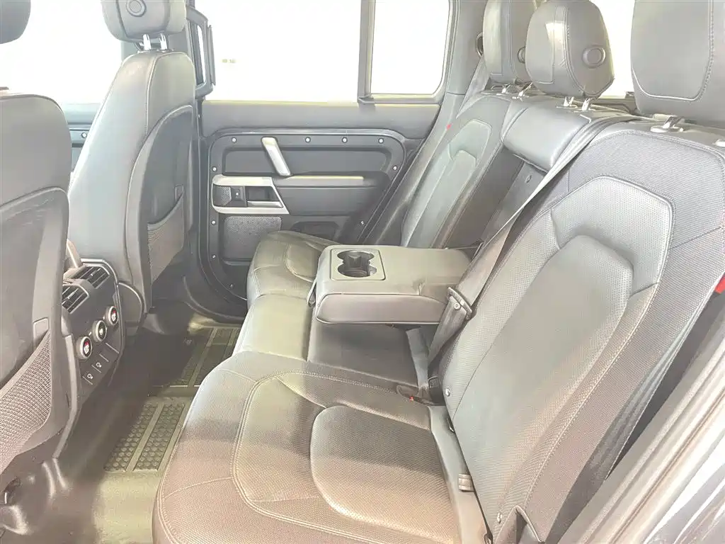 Land Rover Defender 2023 — фото 12