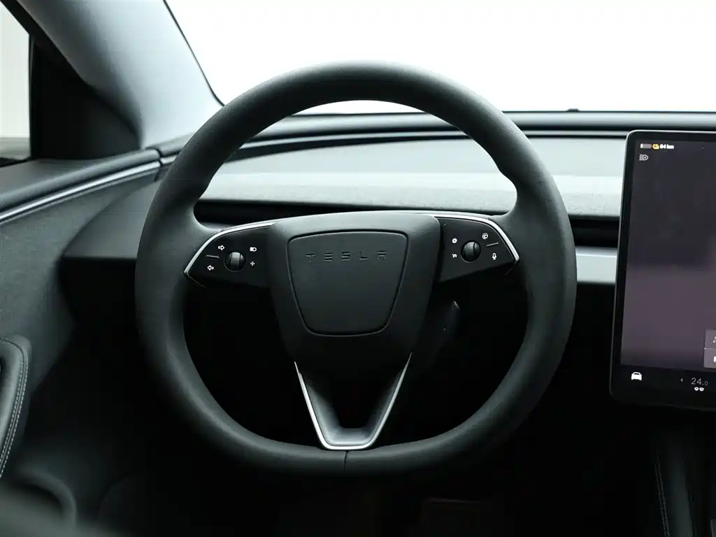 Tesla Model 3 2025 — фото 16