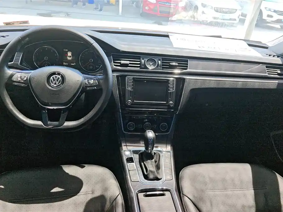 Volkswagen Passat 2017 — фото 12