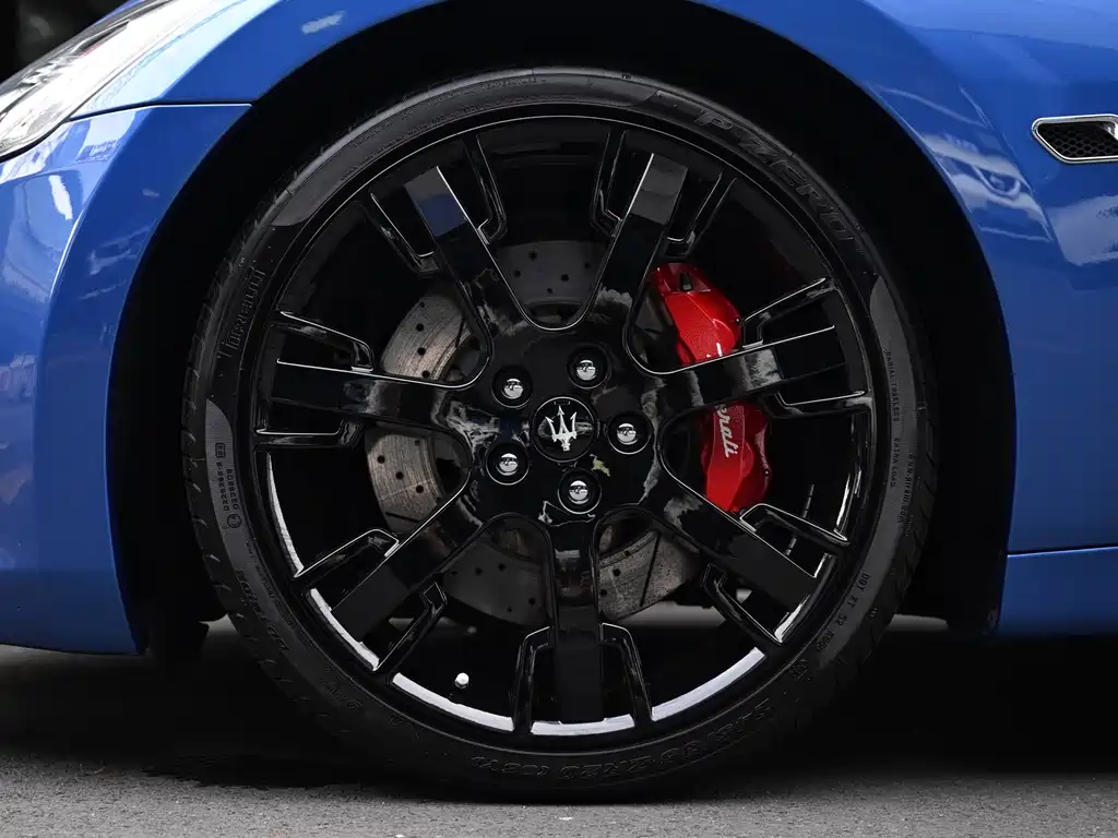 Maserati GranTurismo 2017 — фото 16