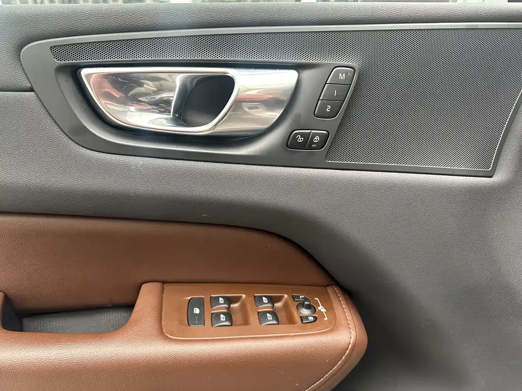 Volvo XC60 2022 — фото 17