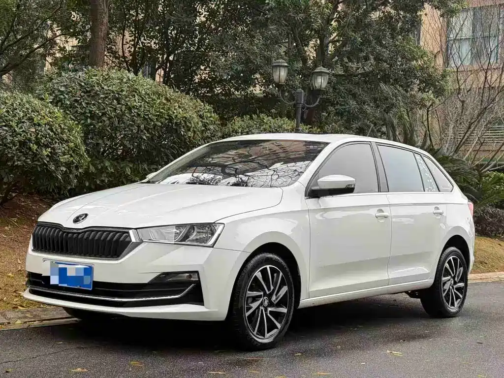 Skoda Rapid Spaceback 2021 — фото 1